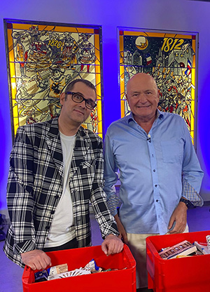 Der Karierte (l) und Dieter Schwadorf, aka „Kamelle Dieter“, hier beim Kamelle-Testwerfen während der Aufzeichnung zu „Marc Metzgers großes Karnevals-Lexikon“ des WDR im Karnevalsmuseum Köln. Bevor einer Luft holt: Wir haben alles wieder aufgehoben und gegessen. Essen lassen. Für einen guten Zweck.