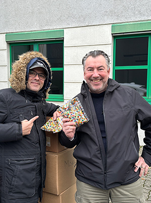 Von links nach gegenüber: Wetterfester Redner, zertifizierter Spaß in Tüten, Oliver Gothe